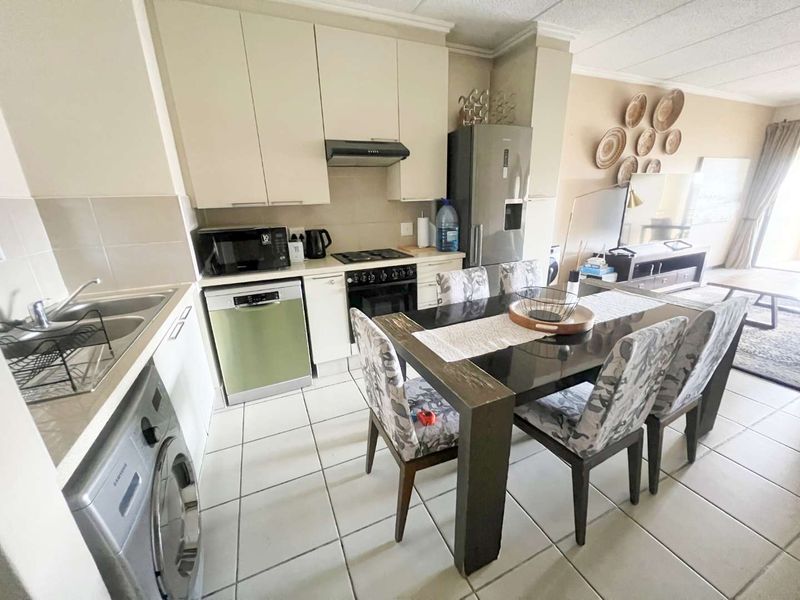 Fully Furnished 2-Bed Executive Apartment in Secure Bryanston Complex - Photo 3