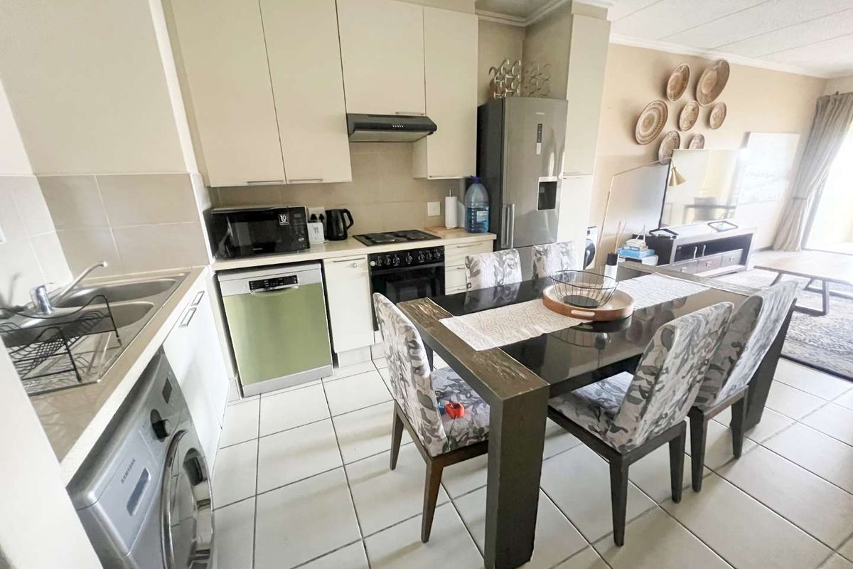 Fully Furnished 2-Bed Executive Apartment in Secure Bryanston Complex - Photo 3