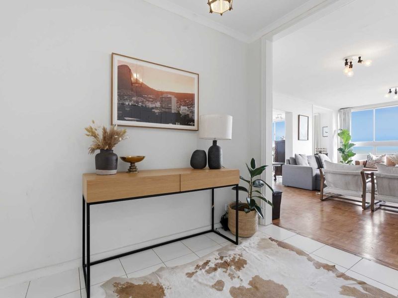 Exclusive Corner Apartment in Prestigious La Rochelle, Sea Point - Photo 4