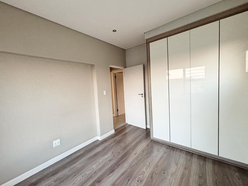 Modern, Light-Filled 2 Bedroom Apartment with Private Terrace – Farrarmere - Photo 7