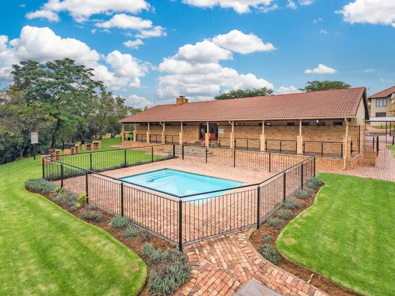 Tranquil riverfront duplex in secure estate awaits you! - Photo 4