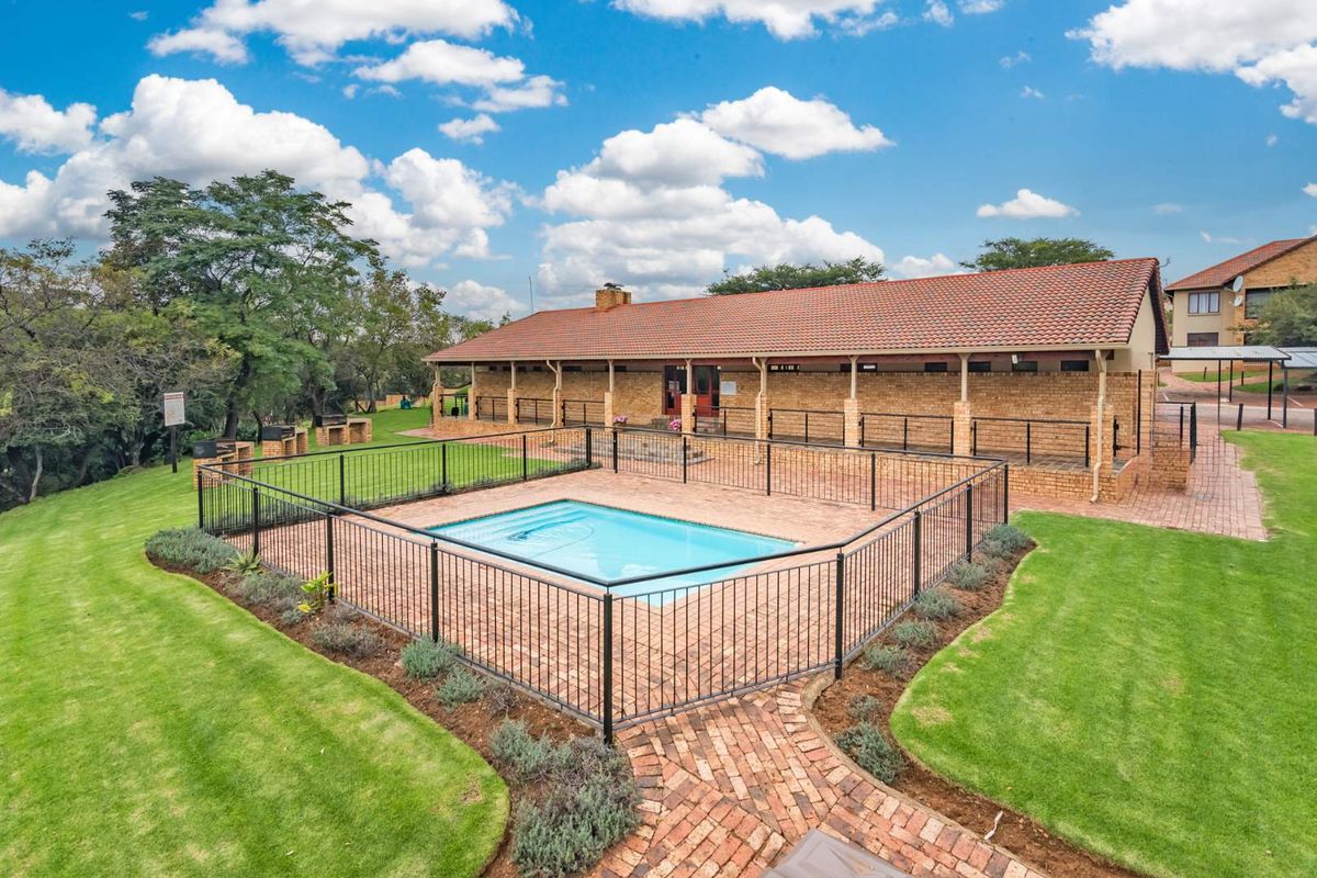Tranquil riverfront duplex in secure estate awaits you! - Photo 4