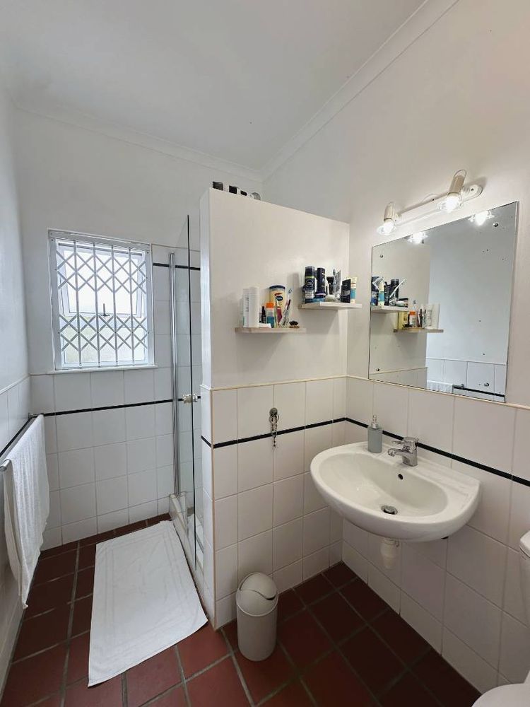 main bedroom bathroom