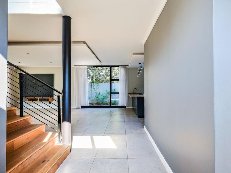 Luxury & Security Redefined in Waterkloof - Photo 4