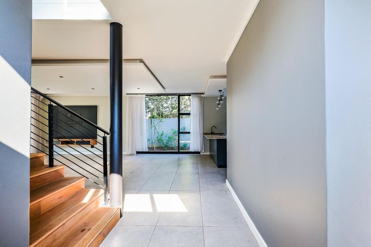 Luxury & Security Redefined in Waterkloof - Photo 4