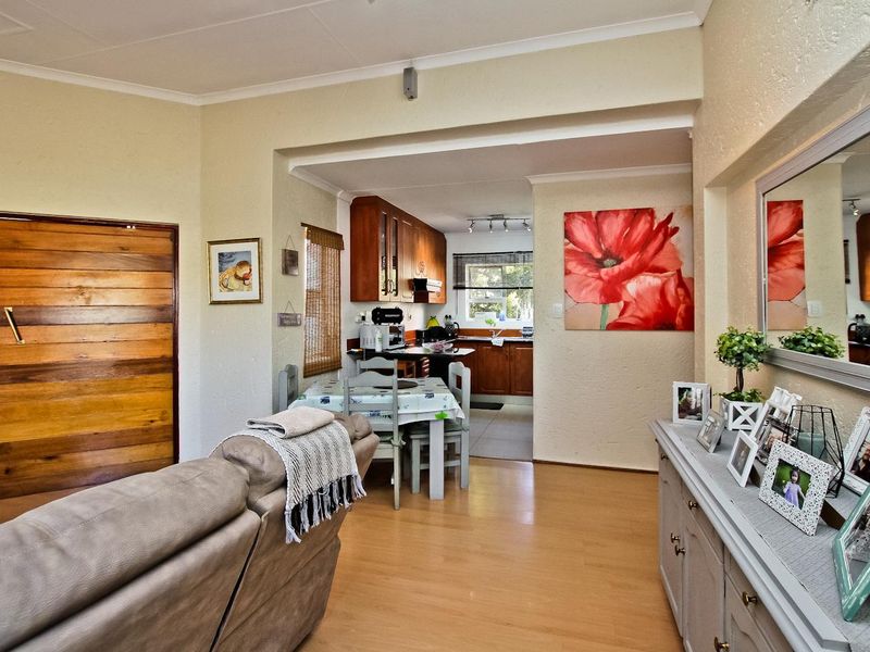Neat Two Bedroom Apartment - Centrally Located! - Photo 7