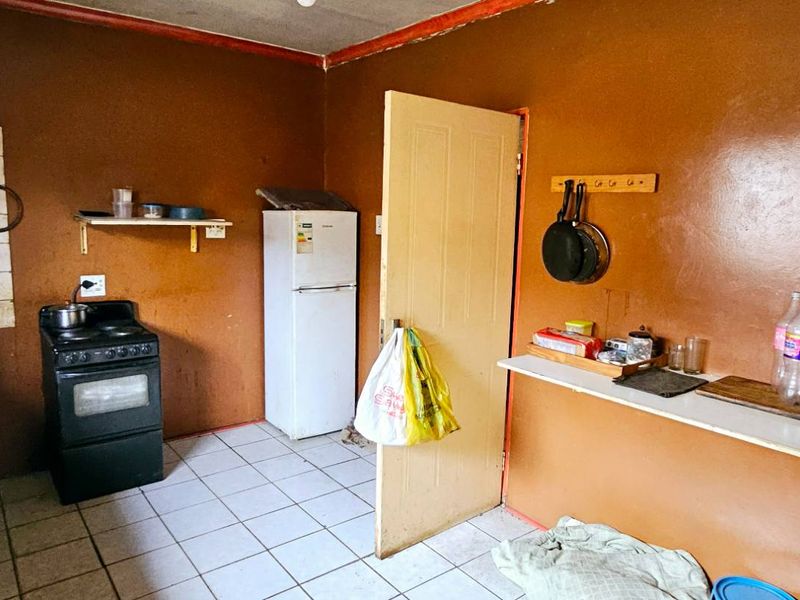 Handyman’s Special Home for Sale in Colchester - Photo 8