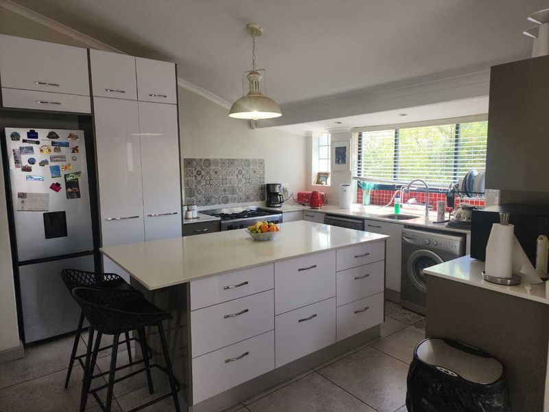 3 Bedroom Modern Family Home - Photo 6