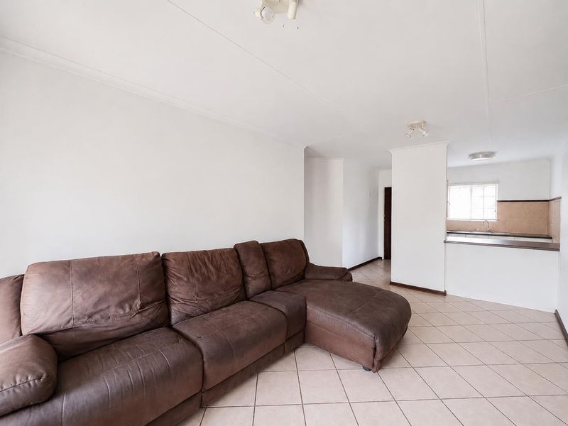 3 Bedroom Simplex With A Private Garden - Photo 9