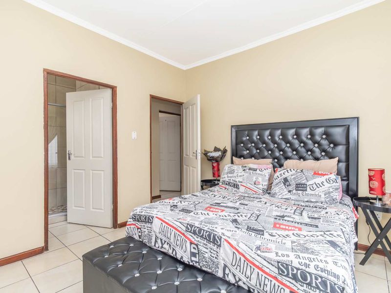 Modern Comfort Meets Secure Lifestyle Living - Photo 9