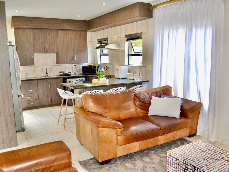 ***COZY and MODERN - Are you a Young Professional looking for a Lock-up and Go? Two En-suite Bedrooms in Heron Hill Garden Estate, Olympus*** - Photo 3