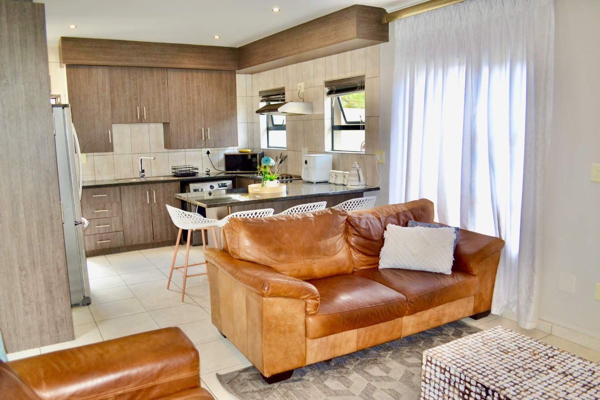 ***COZY and MODERN - Are you a Young Professional looking for a Lock-up and Go? Two En-suite Bedrooms in Heron Hill Garden Estate, Olympus*** - Photo 3