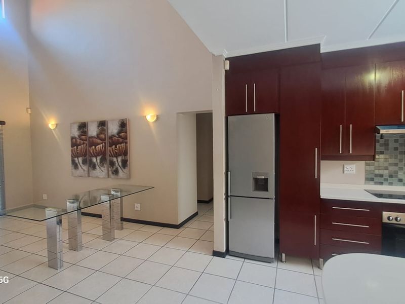 Gorgeous Loft Apartment 3 Bedroom/3 Bathroom in popular complex - Photo 10