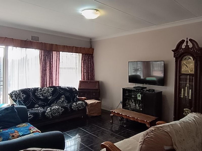 "Spacious 3-Bed Home with Income-Generating Flatlet!" - Photo 5