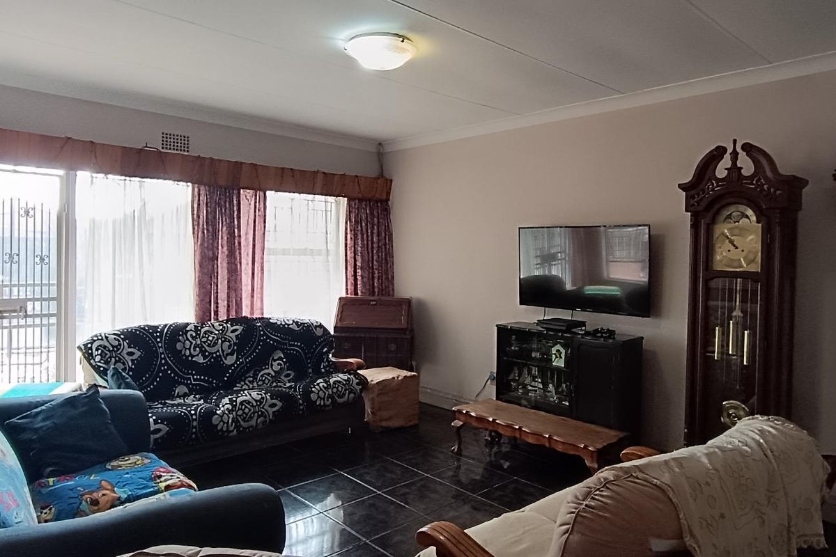 "Spacious 3-Bed Home with Income-Generating Flatlet!" - Photo 5