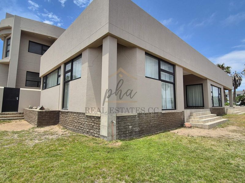 SPACIOUS with versatile Living spaces - Photo 2