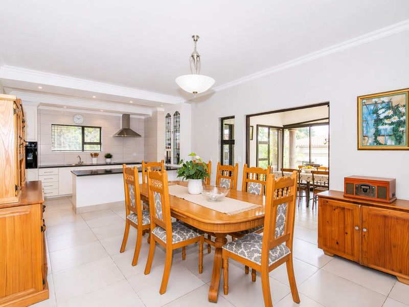 Upmarket secure Duplex Townhouse with Scenic Views & Exceptional Flow - Photo 5