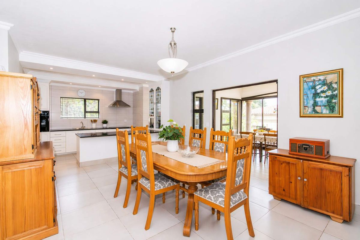 Upmarket secure Duplex Townhouse with Scenic Views & Exceptional Flow - Photo 5