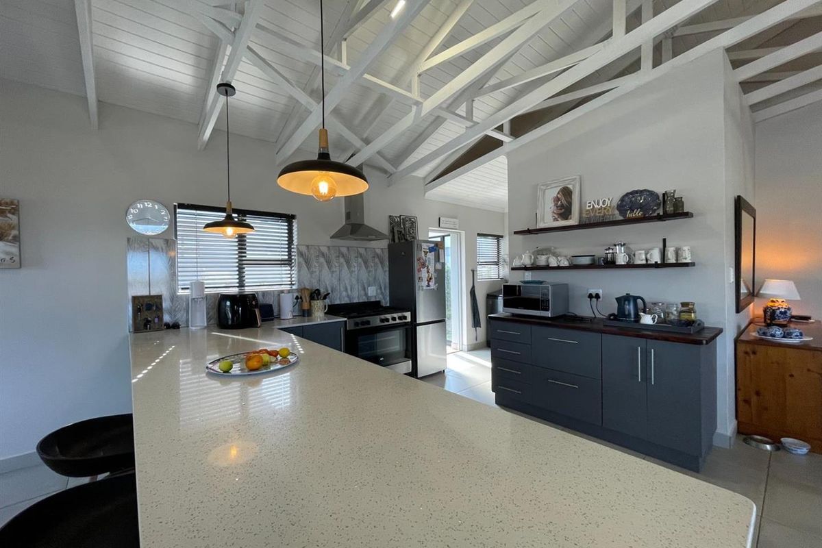 December Holiday Getaway in Mossel Bay, Island View - Sleeps 7 - Min 4 night stay - Photo 5