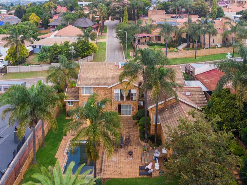 **Exquisite Scale & Panoramic Views: A Masterpiece in Moreleta Park** - Photo 8