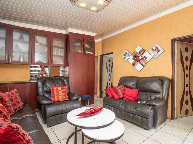 3 Bedroom House for Sale in Cosmo City - Photo 4
