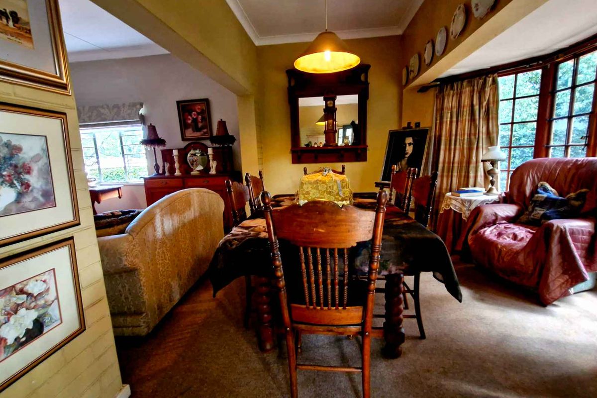 COTTAGE STYLE HOME OF CHARACTER IN THE HEART OF RIETONDALE - Photo 2