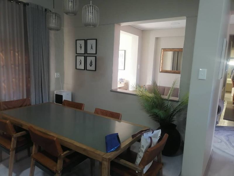 Newly renovated townhouse with stylish modern furnishings - Photo 10