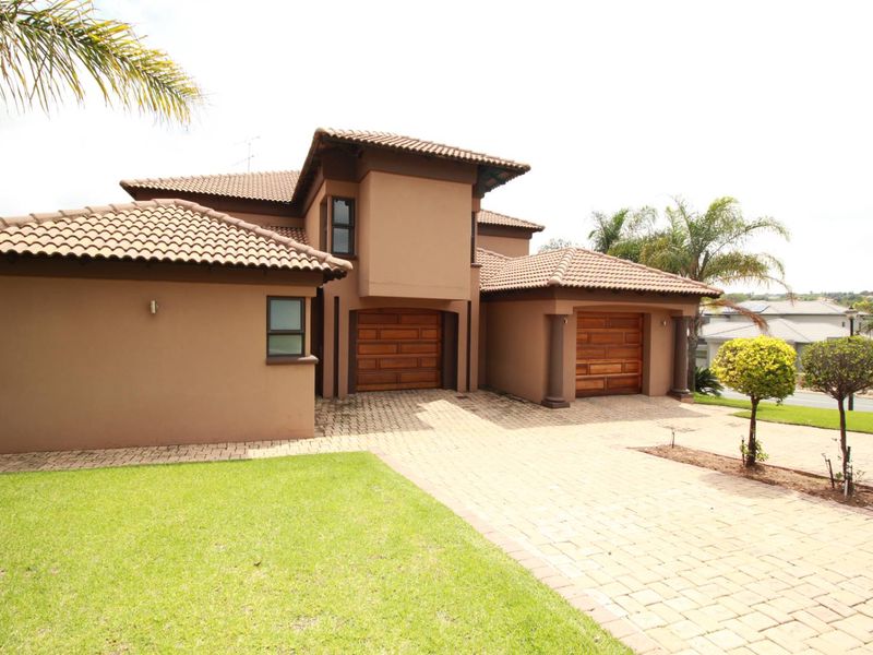 Elegant Family Living in a Prestigious Golf Estate - Photo 3