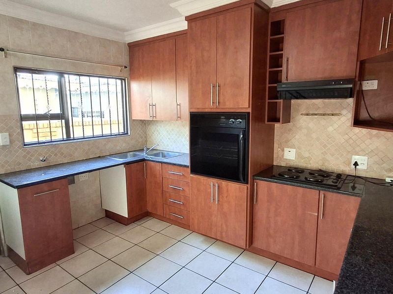 Small secure estate with full tittle properties - Photo 3