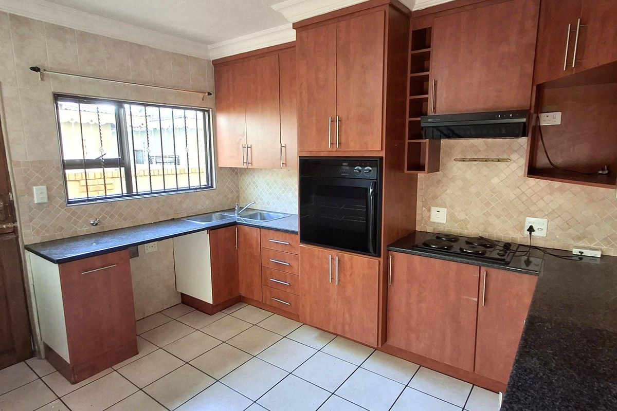 Small secure estate with full tittle properties - Photo 3