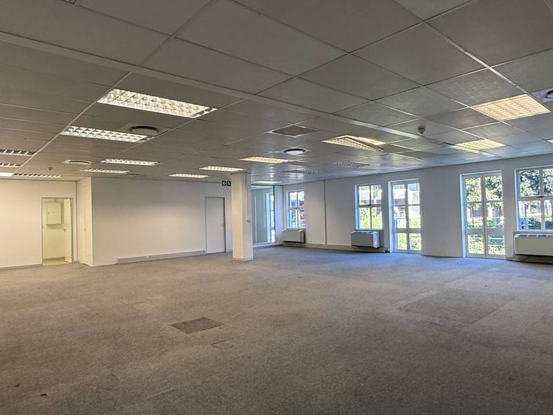 204m2 Premium canal-facing office with balcony in a prestigious business location - Photo 3