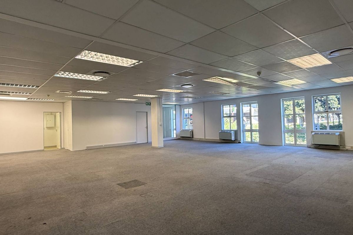 204m2 Premium canal-facing office with balcony in a prestigious business location - Photo 3