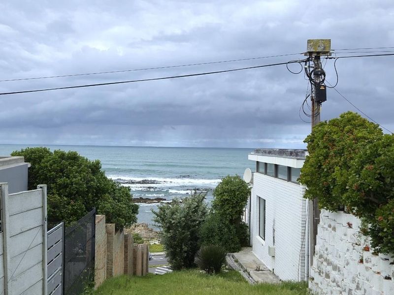 Luxury Franskraal home 100 metres from shoreline, offering turnkey living, secure garages, solar power, and sea views. - Photo 6
