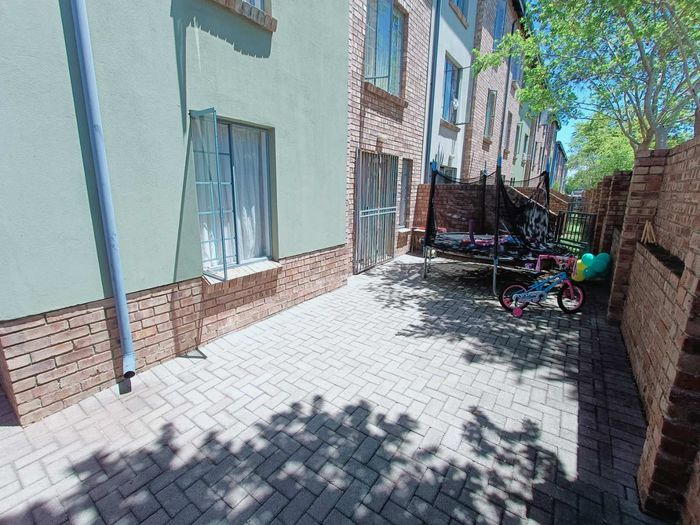 Property #2467441, Apartment For Sale in Rooihuiskraal North