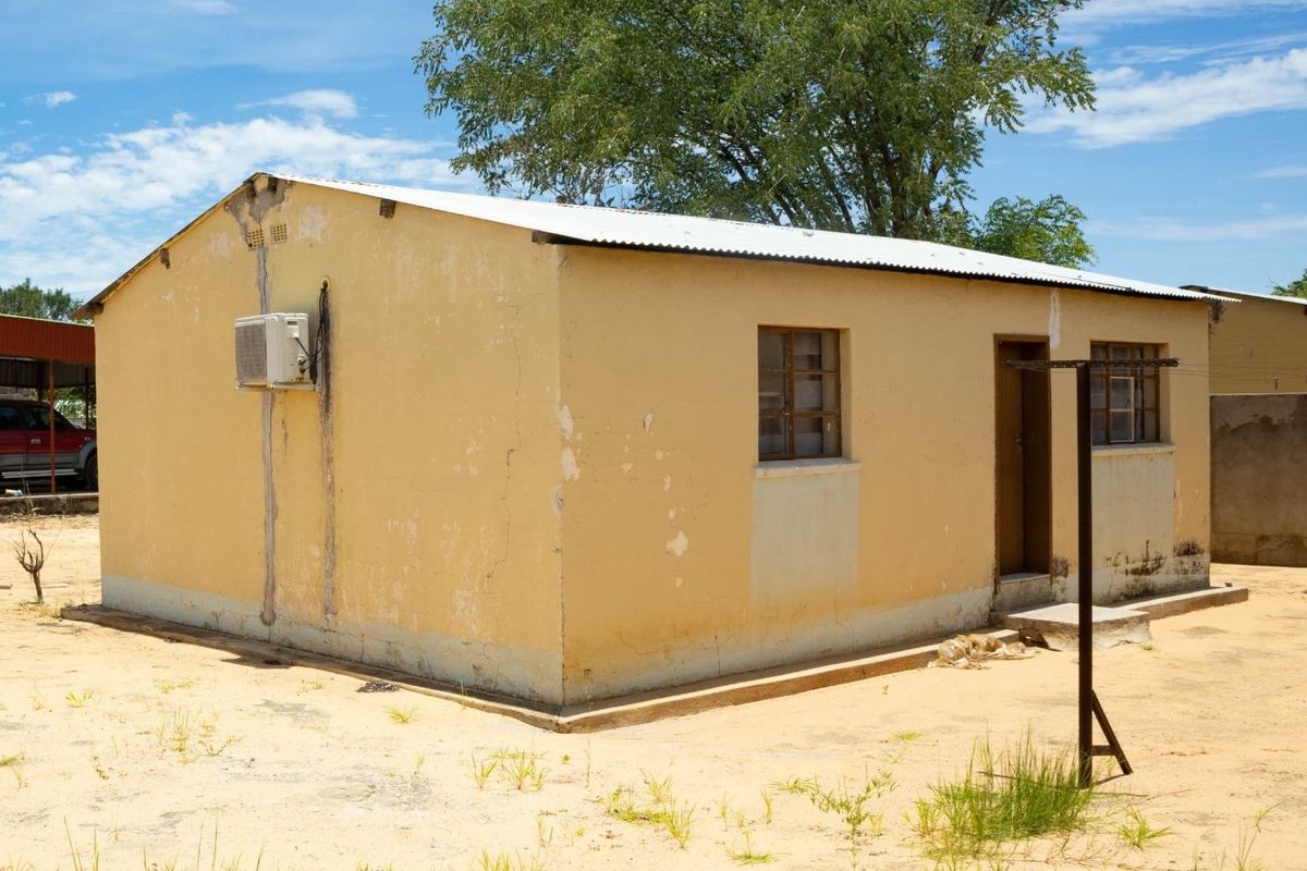 House or business property - Photo 5