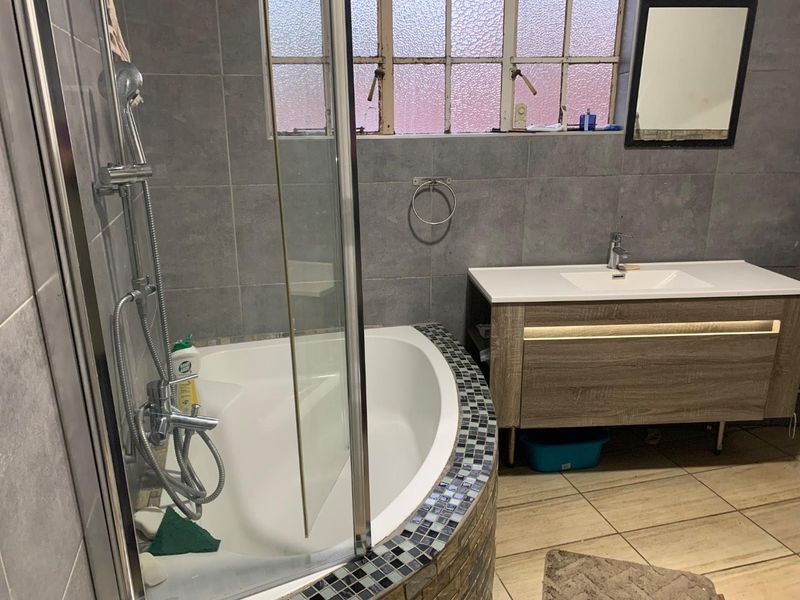 **Charming 2-Bedroom Garden Cottage for Sale on Riffle Range Road, Towerby/Rosettenville - Photo 10