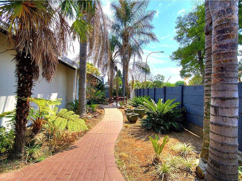 Exceptional property with 2 Dwellings! - Photo 8