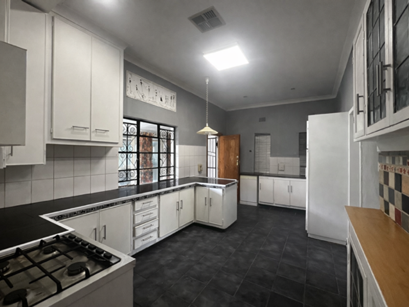 Family Home with Borehole & Flat - Photo 2