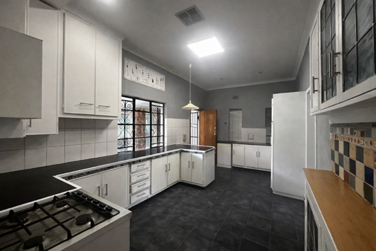 Family Home with Borehole & Flat - Photo 2