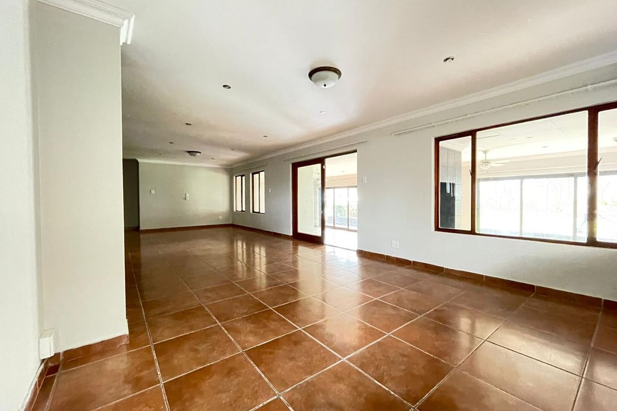 BEAUTIFUL FAMILY HOME FOR SALE IN AMBERFIELD RIDGE ESTATE!!! - Photo 4