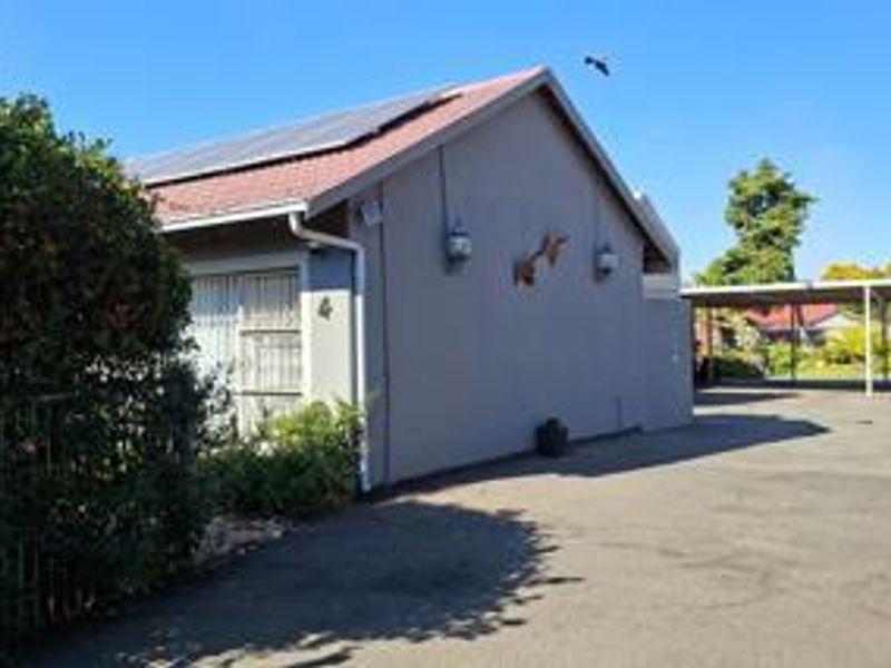 Stylishly Renovated 3-Bedroom Family Home with Pool and Entertainment Area - Photo 3