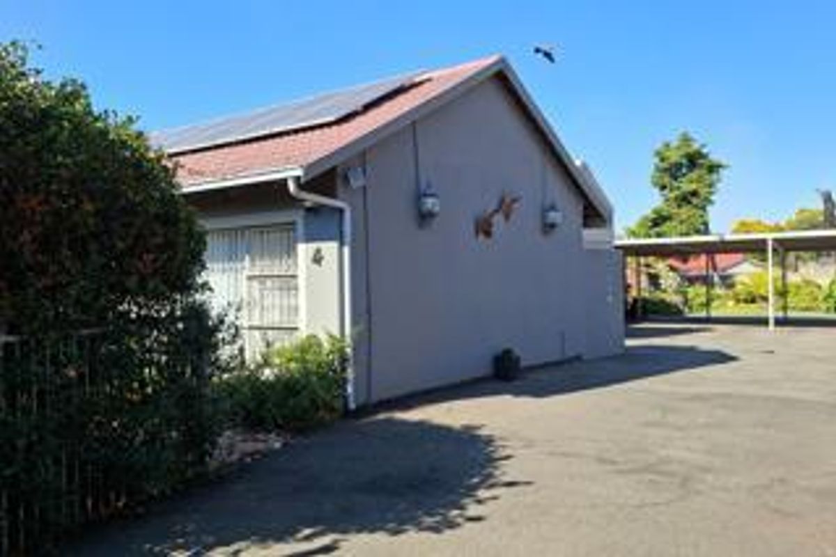Stylishly Renovated 3-Bedroom Family Home with Pool and Entertainment Area - Photo 3