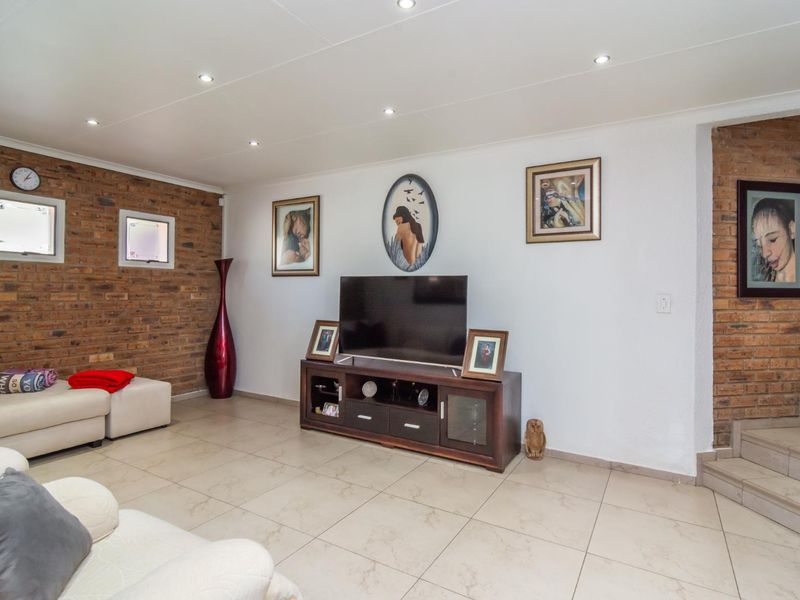 Stunning family home in Rangeview - Photo 6