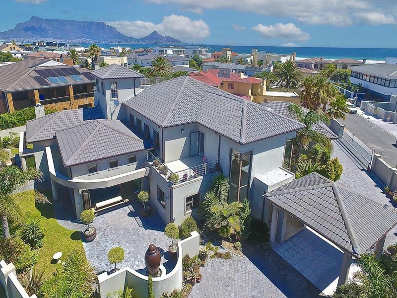 An Opulent Home Close to the Beach - Photo 3