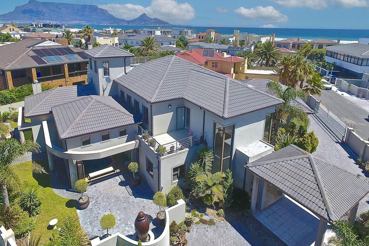 An Opulent Home Close to the Beach - Photo 3