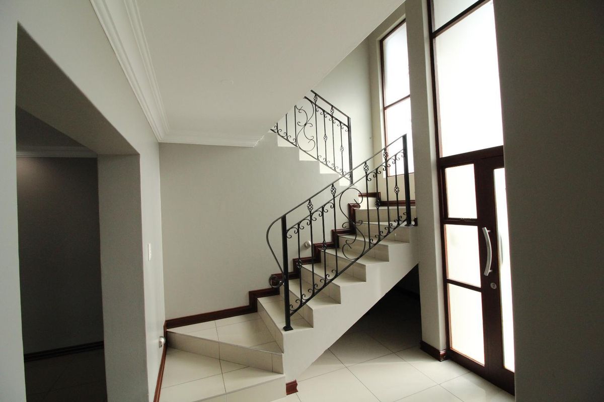 Midlands Estate for Rent - 4 Bedroom - 3.5 Bathroom - Photo 4