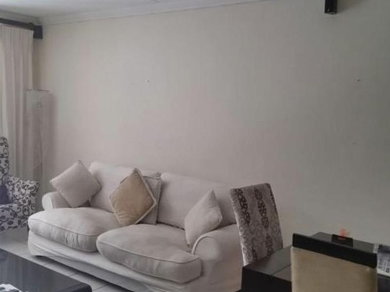 A CHARMING TWO BEDROOM UNFURNISHED APARTMENT - Photo 4
