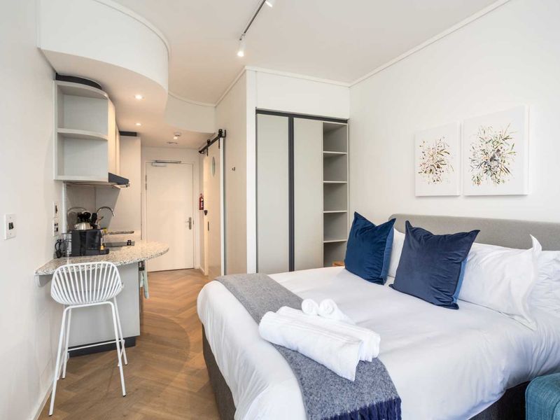 A Fully Furnished Apartment in Zeeland Pier in Cape Town, Foreshore - Photo 3