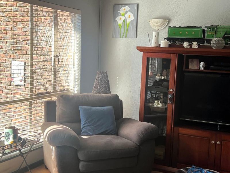 Lock up and go at the next level. Security access complex in the heart of Brackenhurst. - Photo 8