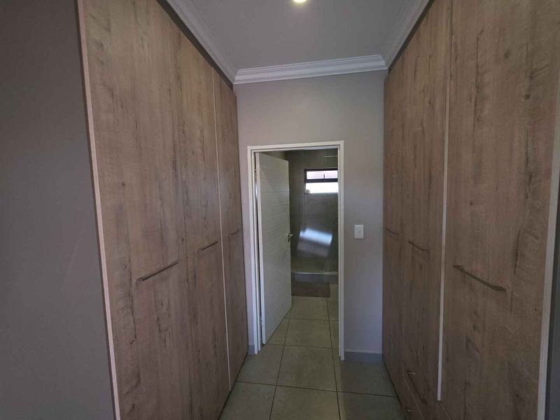 Modern, Stunning 3-Bedroom Apartment for Rent in Six Fountains Estate.  Truly the entertainer's dream! - Photo 7